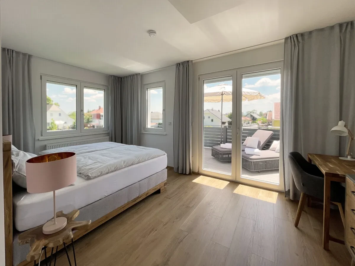 Sonniges Schlafzimmer mit Balkonzugang in Haderer’s Home